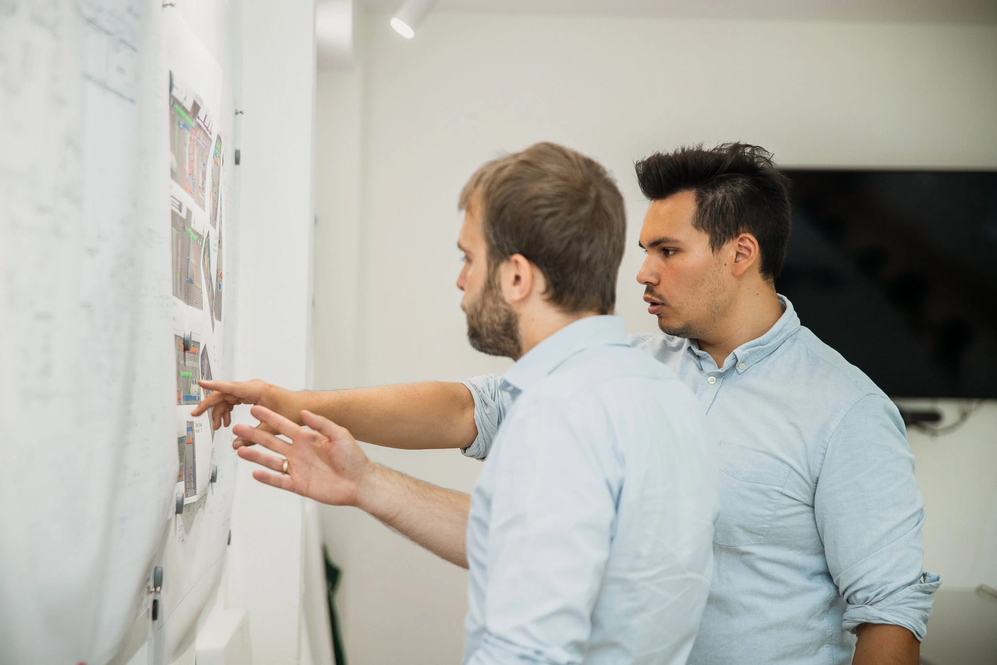 Marcel Skiba und Jonas Rau bei der Arbeit im Ingenieurbüro von Koch und Rau in Balve.